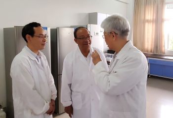 謝華安、謝聯(lián)輝院士在贛糧院士工作站指導(dǎo)工作